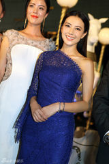 组图：高圆圆偷拽内衣防走光 避谈与赵又廷婚讯