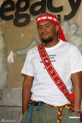 组图：张震岳个唱凸显原住民 亲手作手环送歌迷