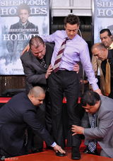 高清组图：小罗伯特-唐尼留手印 不忘宣传新片