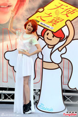 组图：杨丞琳签唱水淹歌迷 兄弟郑元畅送被同眠