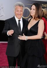 组图：达斯汀-霍夫曼与妻子穿黑色情侣装