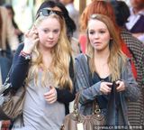 组图：约翰尼-德普爱女逛街 热裤渔网袜潮范十足