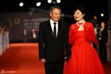 组图：林青霞牵手李安亮相 珍珠耀眼红裙霸气