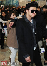 组图：JYJ三子赴日排练亮相机场墨镜酷帅遮面