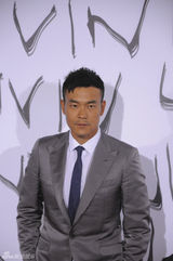 组图：井柏然廖凡同台看秀 兄弟见面相聊甚欢