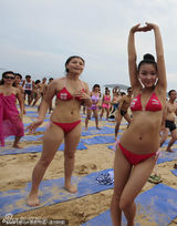 组图：三亚千人比基尼派对 沙滩美女性感热辣