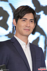 周渝民试片会中分造型文艺儒雅 张钧甯绿裙(图)