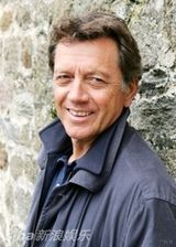 幻灯图：法国演员贝尔纳-吉欧多出殡 遗孀手捧鲜花