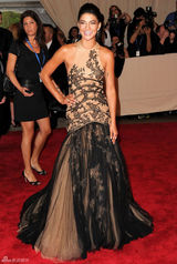 高清组图：纽约大都会庆典 杰西卡-斯佐尔亮相