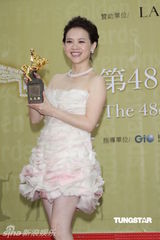 组图：曾宝仪金马礼服性感亮相 自嘲曾志伟像哈比人