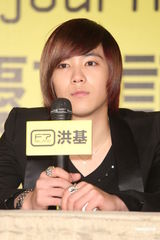 组图：FTIsland台湾将首唱 主唱李洪基狠练身材