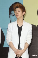 组图：SJ-M台北签唱会 兄弟情深互喂台湾小吃