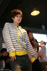 组图：李宇春武汉个唱彩排 与男舞伴牵手搂腰转圈