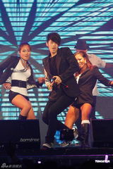 组图：吴建豪音乐会秀绘画才艺 调侃自己眼睛小