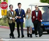 组图：艾薇儿拍MV露短腿 网袜性感烟熏装魅惑