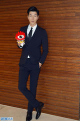 组图：张亮应邀出演韩剧 中韩男神见证跨国友谊