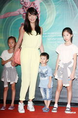 组图：陶晶莹一家三口看戏 曾宝仪天心无男伴