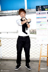 组图：吴克群为新专辑庆功 展现帅气笑容