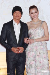 组图：黄德斌陈奂仁邓紫棋等亮相港姐红毯