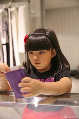 组图：李湘一家巴黎逛名店 萌娃王诗龄讨价还价