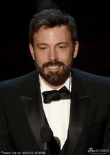 组图：《逃离德黑兰》获最佳影片 阿弗莱克吻妻