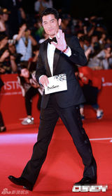 组图：郭富城亮相釜山红毯亲切挥手 将任主持