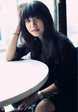 组图：68岁老艺人凌峰19岁漂亮时髦女儿近照曝光