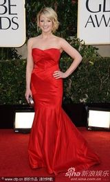 组图：梅丽莎-劳奇亮相金球红毯红裙秀酥胸