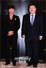 组图：姜虎东刘在石等出席HaHa星婚礼