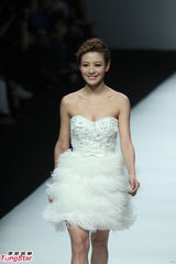 高清组图：薛凯琪不睡赶场走秀 江若琳露胸秀长腿