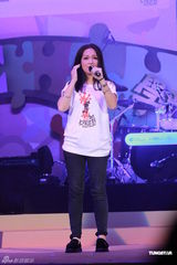 组图：李克勤郑欣宜开唱 鼓励年青人追梦