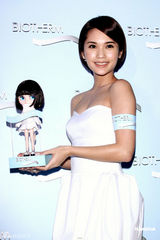 组图：杨丞琳白色礼服裙代言 笑谈密友潘玮柏