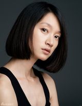 组图：沈佳妮拍裸妆大片 清新自然秀随性