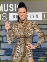 组图：凯蒂佩里紧身豹纹秀美腿 呲牙露镶钻牙套