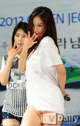 组图：韩女团Rainbow献艺赛艇赛性感惹火