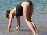 组图：44岁超模史蒂芬妮海滩练俯卧撑 双峰坚挺傲人