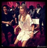 组图:维密年度大秀开幕泰勒献唱 众超模T台斗艳