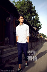 明星爱街拍：黄轩简约街拍 穿梭巷弄淡然随性