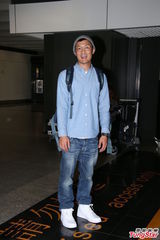 组图：余文乐吴雨霏同日返港现身机场