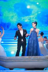 高清图：海派春晚唱响“世博”  谭晶演绎《世界》