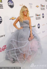 组图：凯利-安德伍德出席公告牌 纱裙飘逸似女神