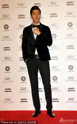 组图：冯小刚携徐帆现身晚宴 周迅笑容灿烂