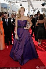 组图：乡村小天后凯莉-安德伍德亮相艾美红毯