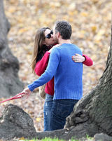 高清组图：安妮-海瑟薇和未婚夫纽约散步热吻