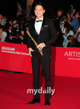 组图：釜山电影节开幕 千正明西装笔挺亮相红毯