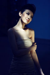 组图：《告密者》热播 张溪芸写真上演黑色诱惑