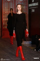 组图：Lisa S.出席巴黎时装周 不信末日论