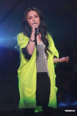 组图：《劲歌金曲》录影 阿娇(钟欣桐)出席郑欣宜落泪