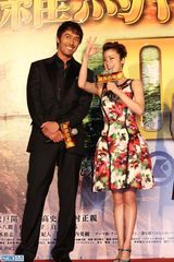 组图：阿部宽抵台谈翘臀羞涩 上户彩微笑打招呼