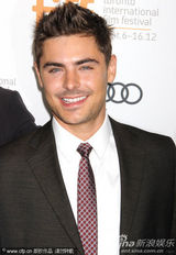 组图：《不顾一切》首映 扎克-埃夫隆西装帅气